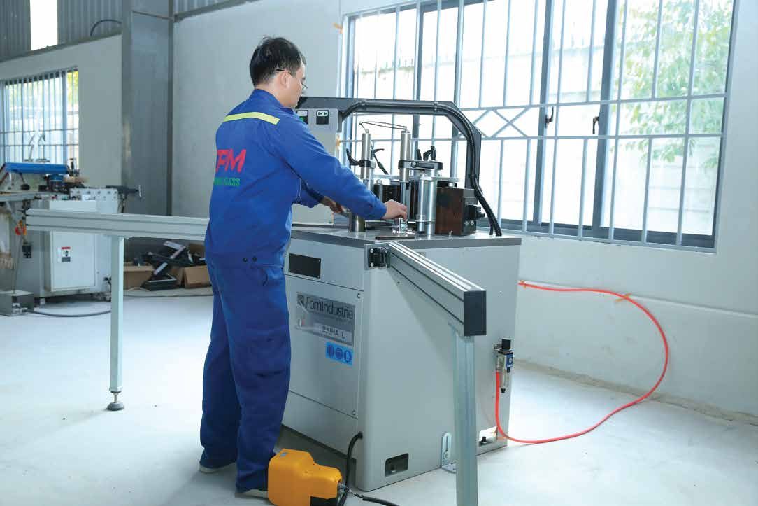 Ép ke góc và bơm keo tự động